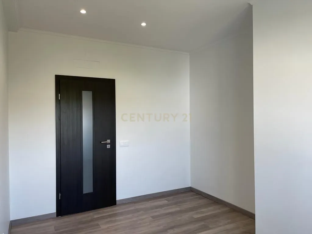 Prédio com Habitação com 3 quartos e Loja para Comércio - Image 9