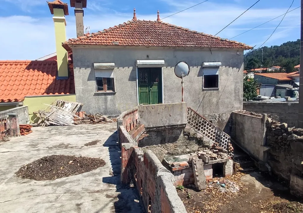 Moradia T3 Para Recuperar Situada em Mar, Esposende - Image 1