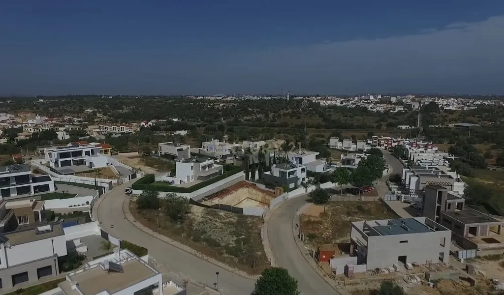 Terreno com projecto aprovado para Moradia isolada na Quinta do Rogel - Image 4