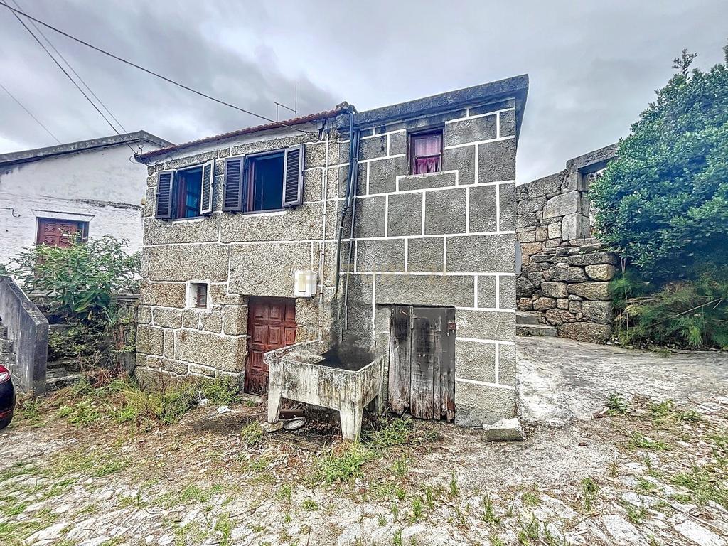 Casa com terreno de construção e agrícola perto do rio Douro em Granja, S. Tomé de Covelas, Baião, Porto - Image 1