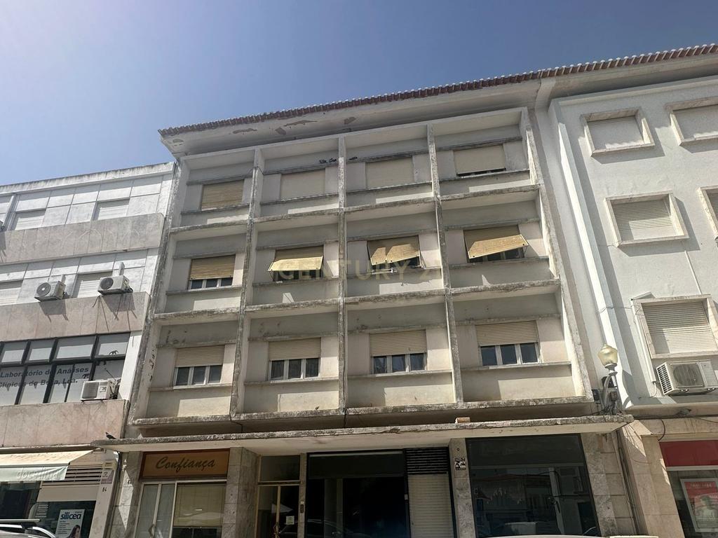 Oportunidade Única! Prédio em Propriedade Total no Coração de Beja - Image 2