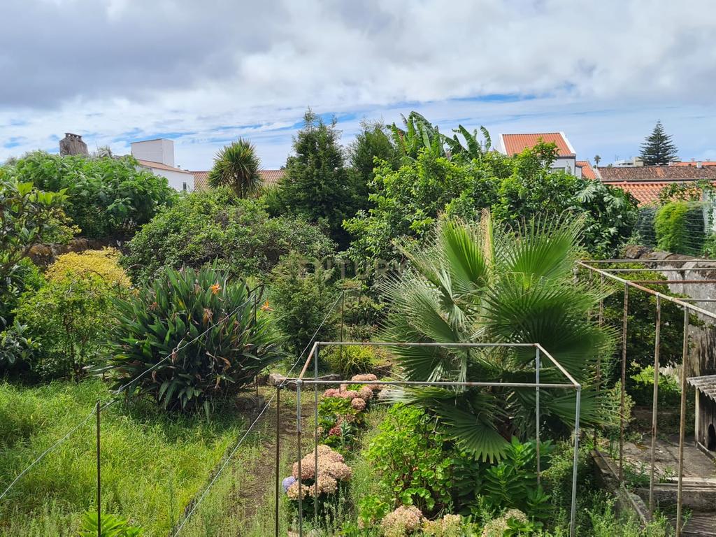 Moradia de estilo antigo com quintal no centro de Ponta Delgada - Image 4