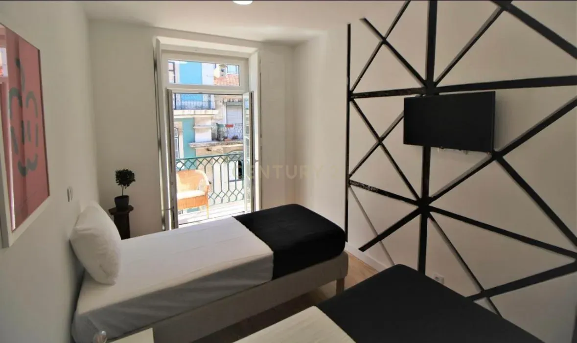 Fanqueiros: T2 afecto a AL, transformado em 4 suites, na Rua dos Fanqueiros - Image 1