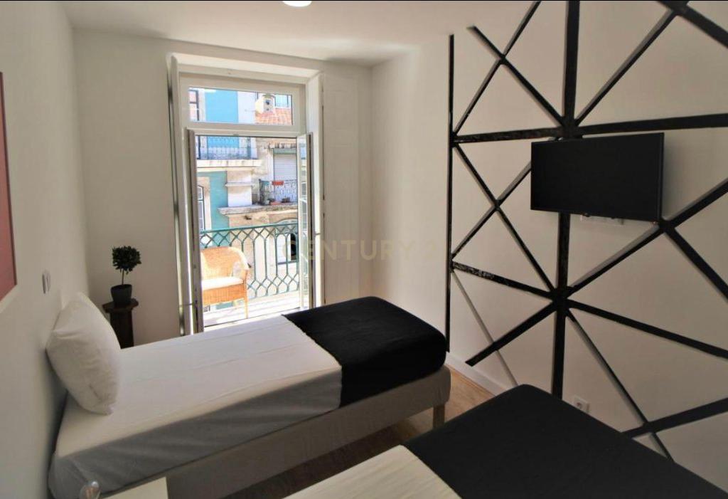 Fanqueiros: T2 afecto a AL, transformado em 4 suites, na Rua dos Fanqueiros - Image 1
