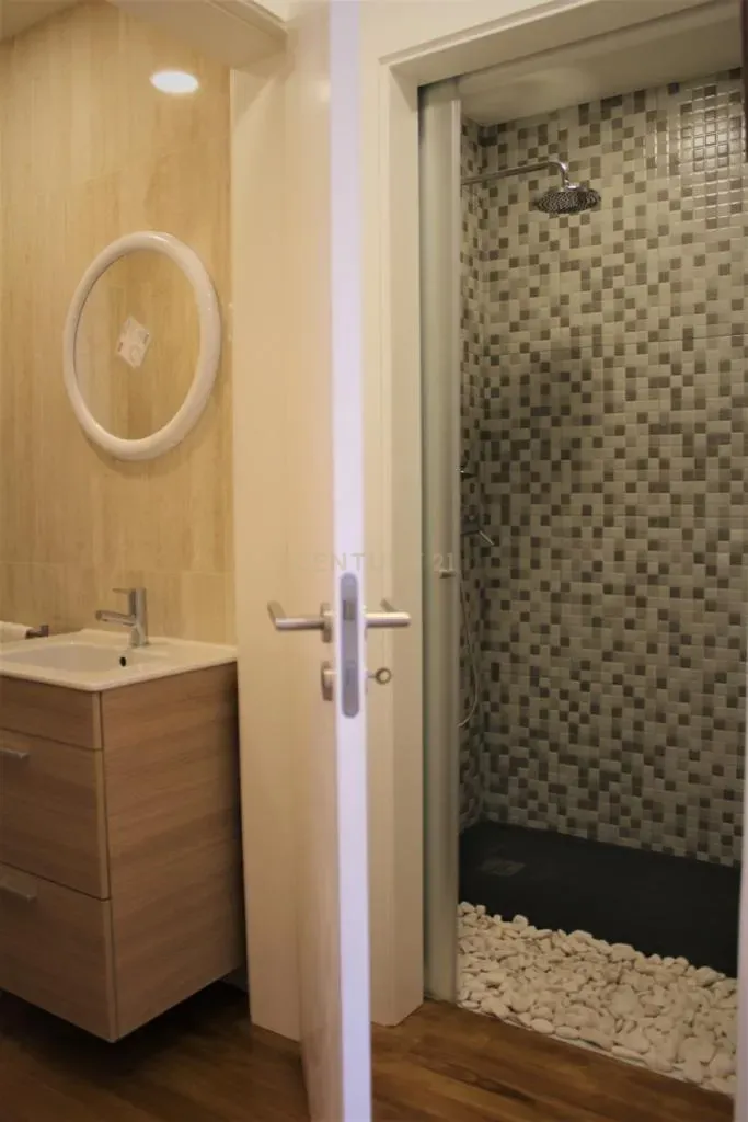 Apartamento T3 renovado e mobilado na Rua dos Fanqueiros - Image 9