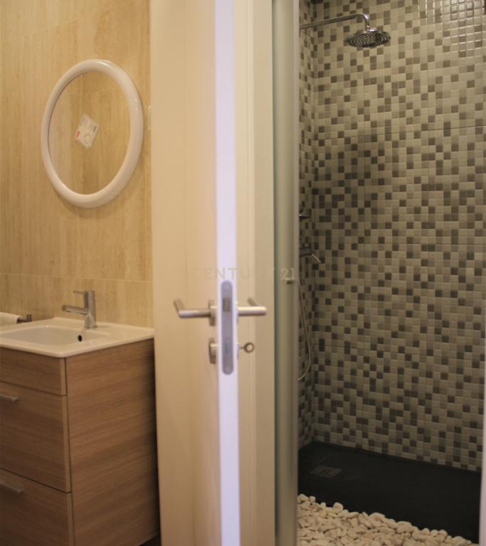 Apartamento T3 renovado e mobilado na Rua dos Fanqueiros - Image 9