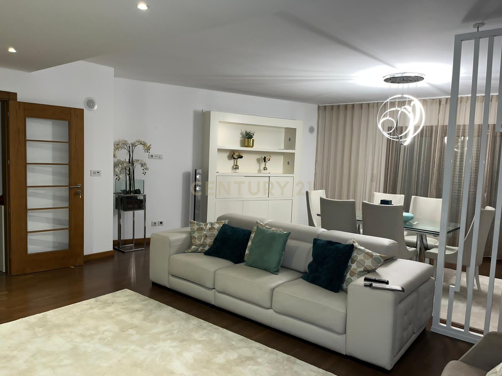 Fotografia 3 de Espaçoso Apartamento T4 em Odivelas, Loures