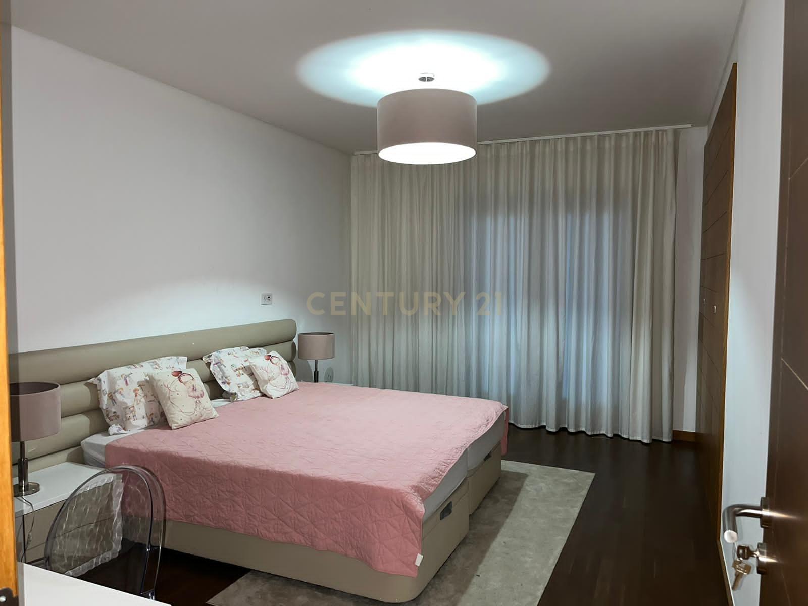 Fotografia 11 de Espaçoso Apartamento T4 em Odivelas, Loures