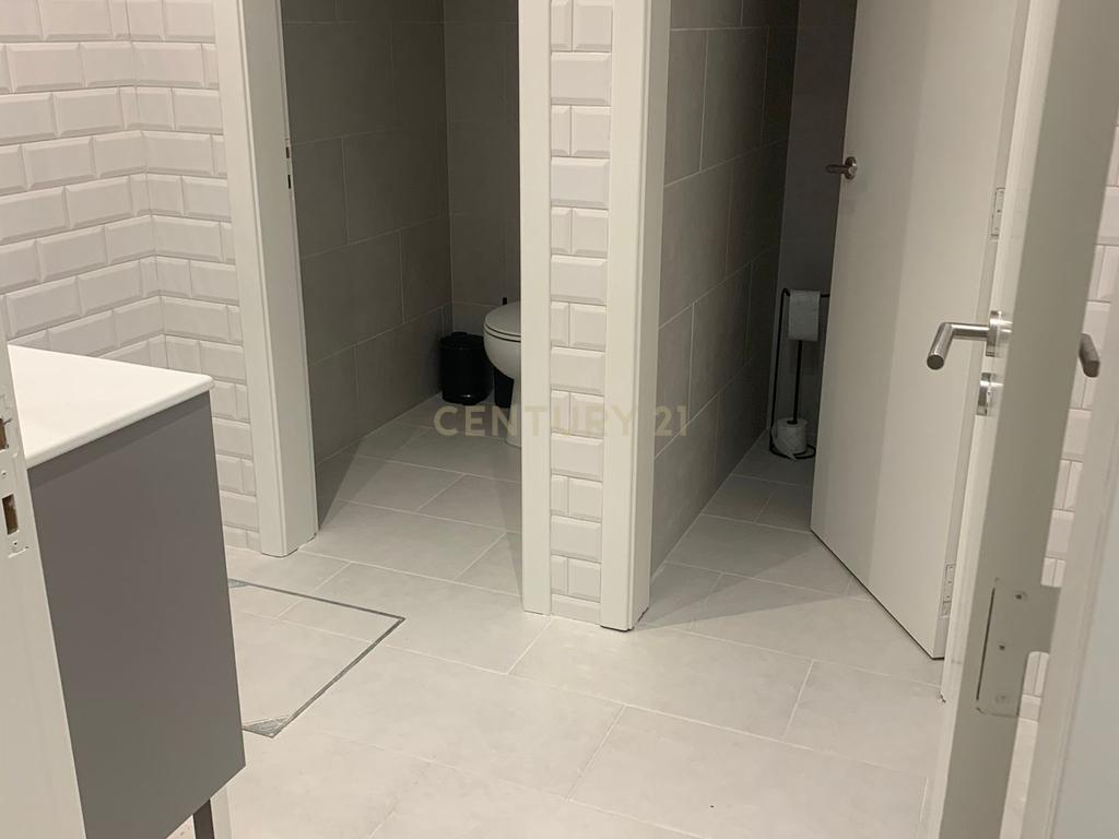 Oportunidade de Investimento: Loja Espaçosa e com Rentabilidade em Algés. - Image 8