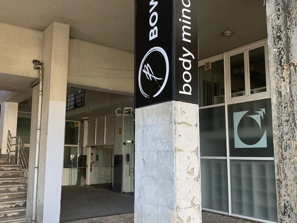 Oportunidade de Investimento: Loja Espaçosa e com Rentabilidade em Algés. - Image 4