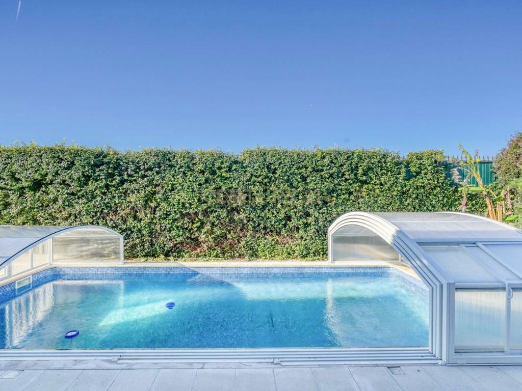 Moradia isolada na Areia , com 627 m2 de área total, piscina e jardim. - Image 24