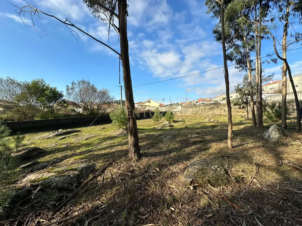 Terreno Urbano em Braga - Oportunidade Única de Construção - Image 1