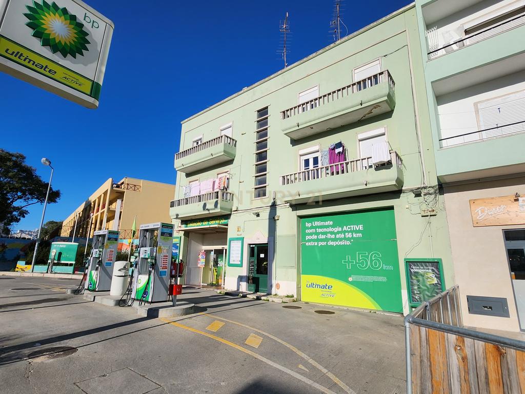 Espaço comercial com 630 m2 em Loures - Image 1
