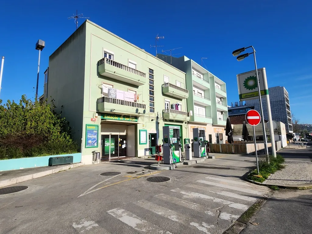 Espaço comercial com 630 m2 em Loures - Image 2