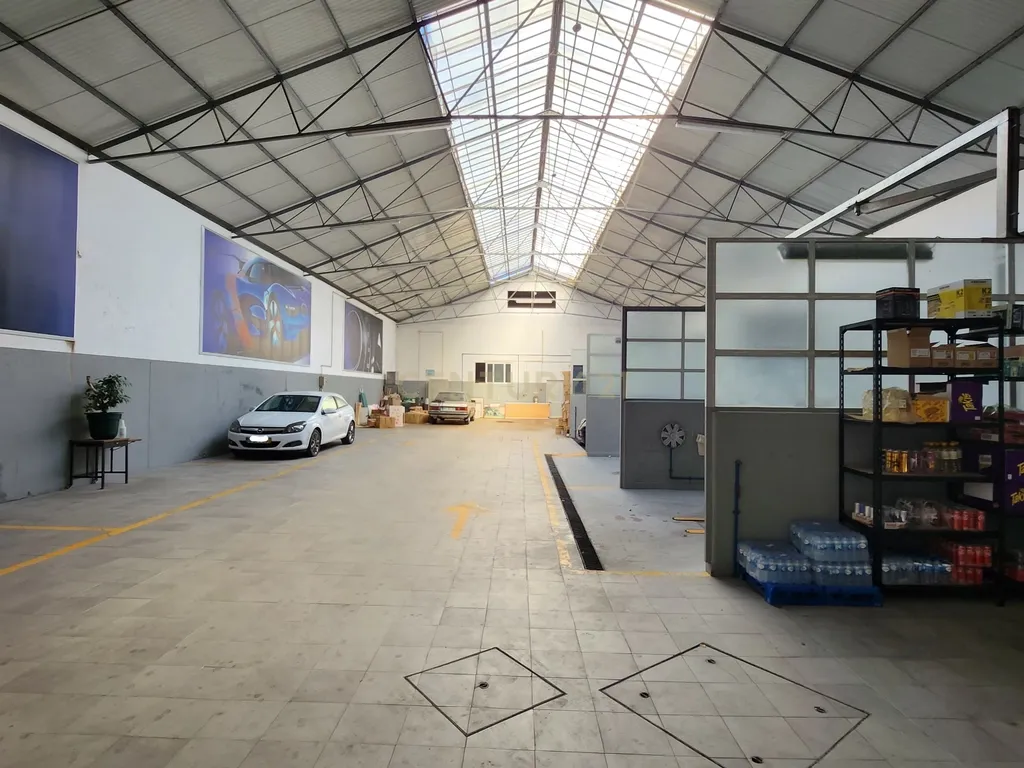 Espaço comercial com 630 m2 em Loures - Image 3