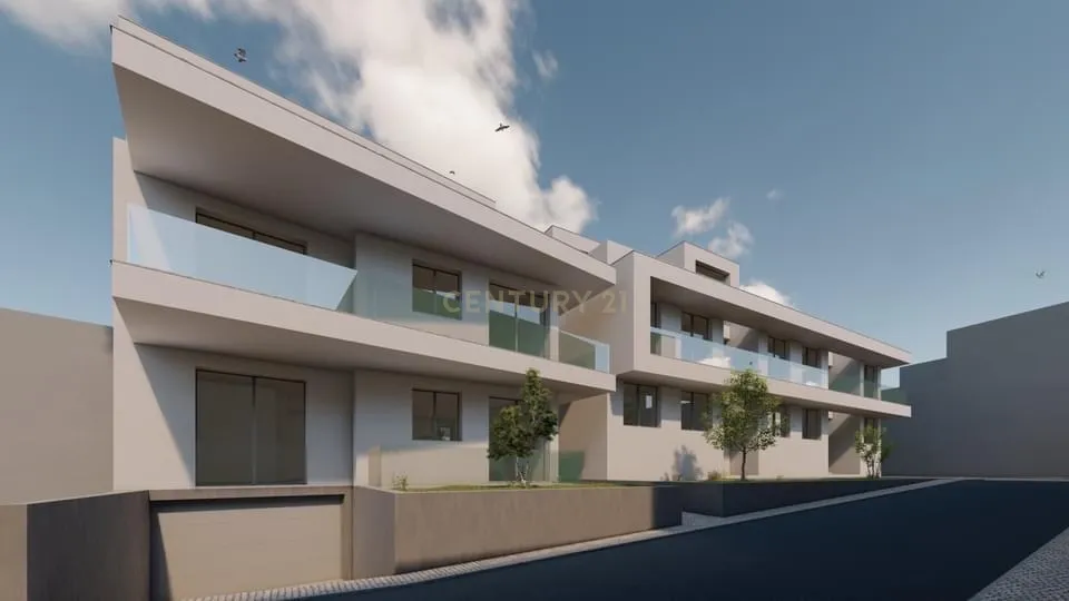 NÃO PERCA ESTA GRANDE OPORTUNIDADE! FANTÁSTICO EDIFICIO NO CENTRO DE LAGOA COM 6 APARTAMENTOS T3 POR REMODELAR E COM PROJECTO APROVADO PARA CONSTRUIR MAIS 8 APARTAMENTOS T3 COM GARAGEM, JARDIM E PISCINA COMUM MUITO BEM LOCALIZADO NO CENTRO DE LAGOA A POUC - Image 3