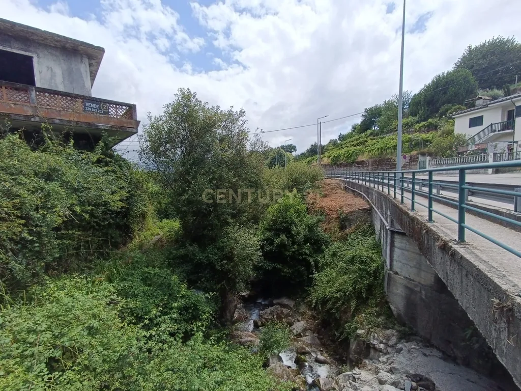 Grande moradia em ruina com terreno junto ao ribeiro, para reconstrução, nas Lages, em Stª Marinha do Zêzere, Baião, Porto. - Image 8