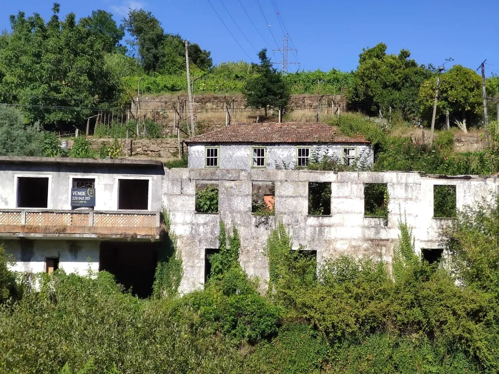 Grande moradia em ruina com terreno junto ao ribeiro, para reconstrução, nas Lages, em Stª Marinha do Zêzere, Baião, Porto. - Image 2