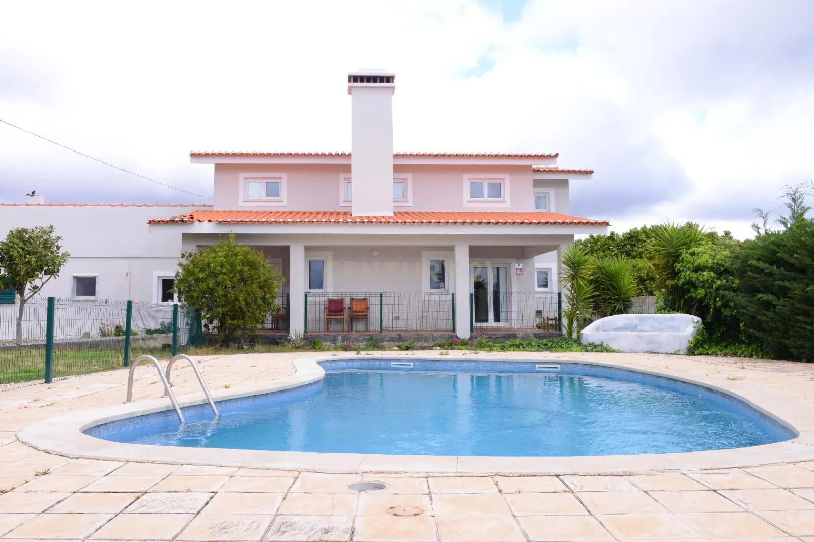 Excelente moradia com piscina - Image 1