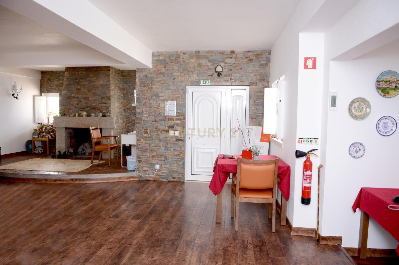 Excelente moradia com piscina - Image 7
