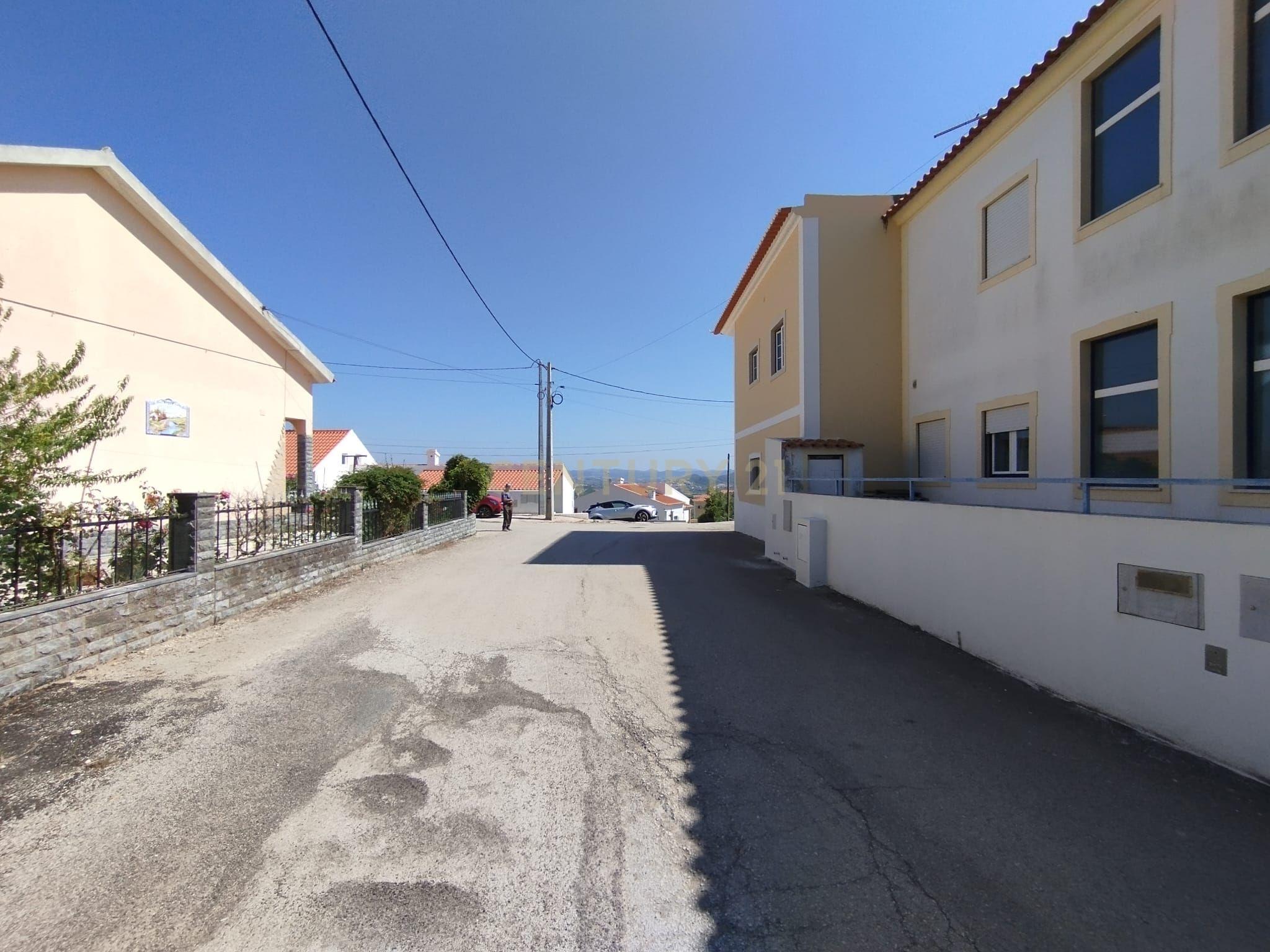 Terreno com viabilidade de construção - Vista desafogada - Image 18