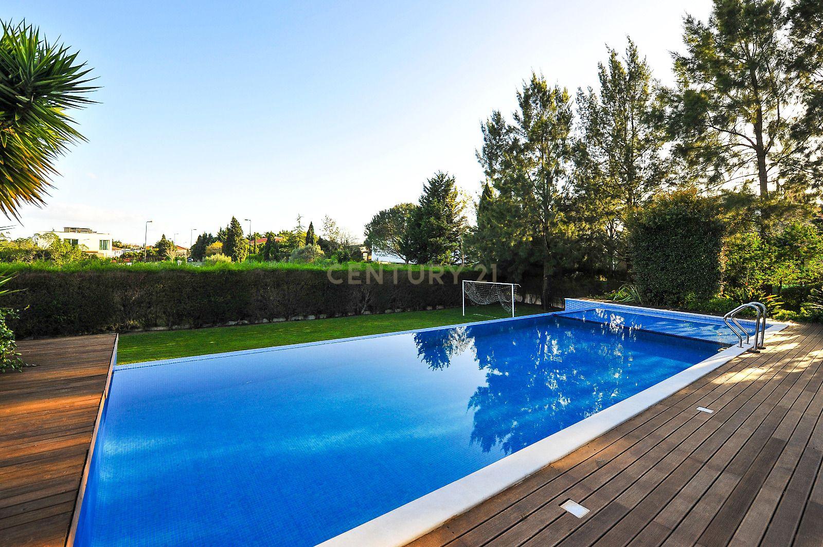 Moradia isolada T5+2 com piscina infinita | Belas Clube de Campo - Image 1