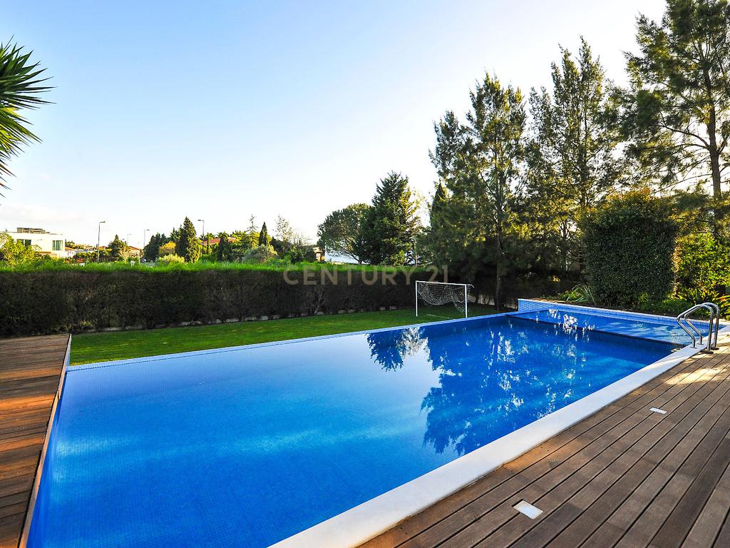 Moradia isolada T5+2 com piscina infinita | Belas Clube de Campo - Image 1