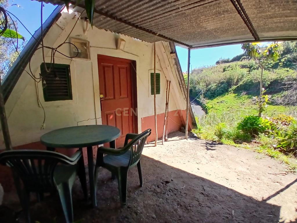 Casinha Típica de Santana, Madeira - Um Refúgio Rural com Potencial de Investimento - Image 3