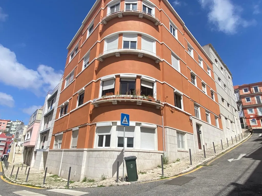 Apartamento T3 com terraço na Graça - Image 1