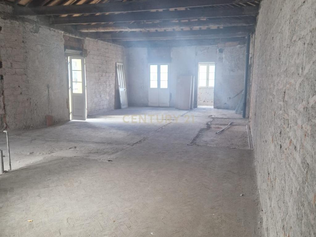 Apartamento  170m2 para remodelação total na Rua Santa Catarina - Porto - Image 2