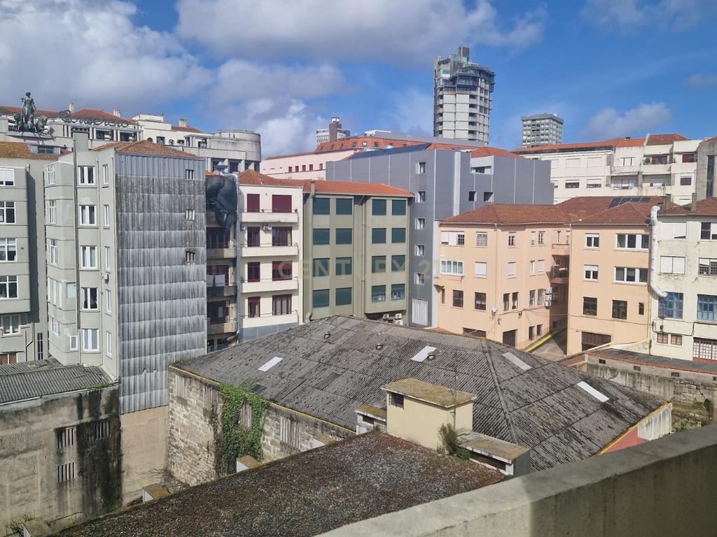 Apartamento 154m2 para remodelação total na Rua Santa Catarina - Porto - Image 4
