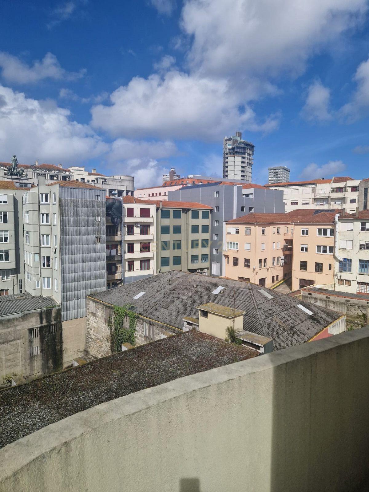 Apartamento 170m2 para remodelação total na Rua Santa Catarina - Porto - Image 16
