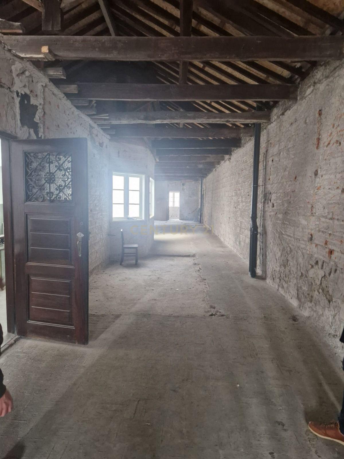 Apartamento 170m2 para remodelação total na Rua Santa Catarina - Porto - Image 4