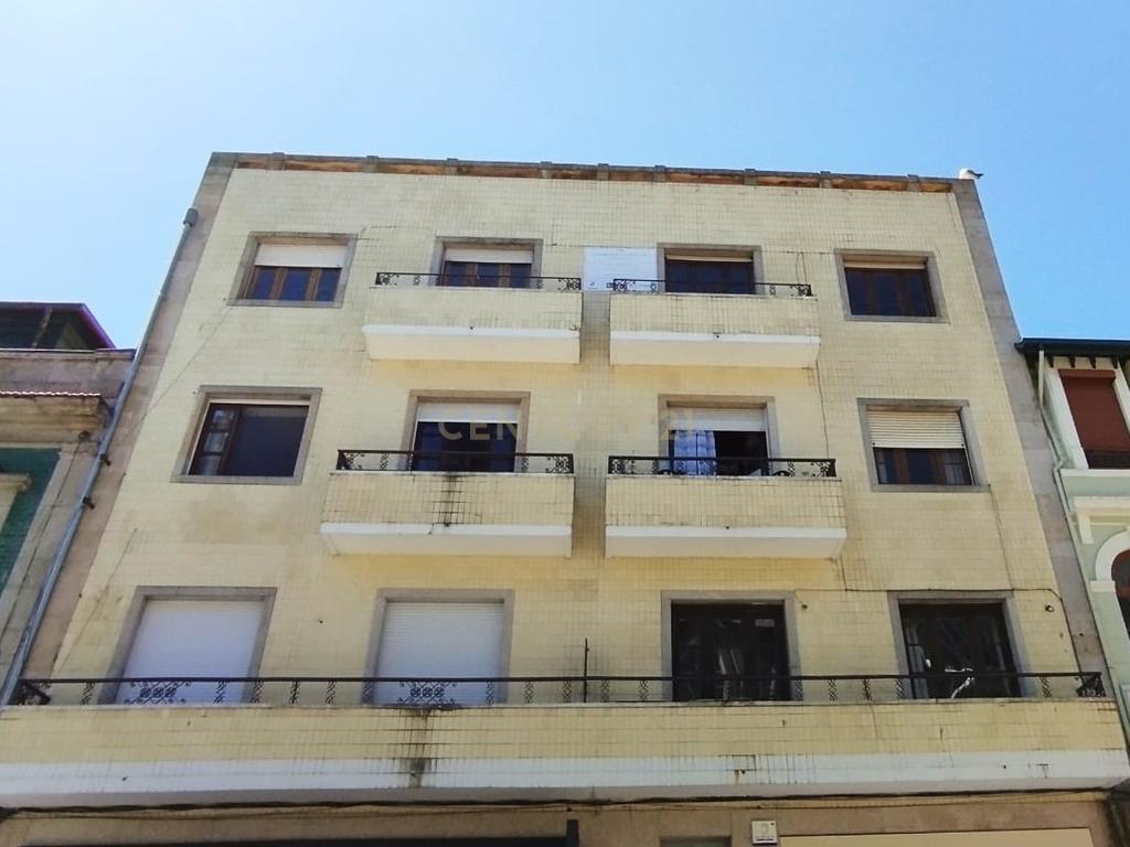 Apartamento 154m2 para remodelação total na Rua Santa Catarina - Porto - Image 1