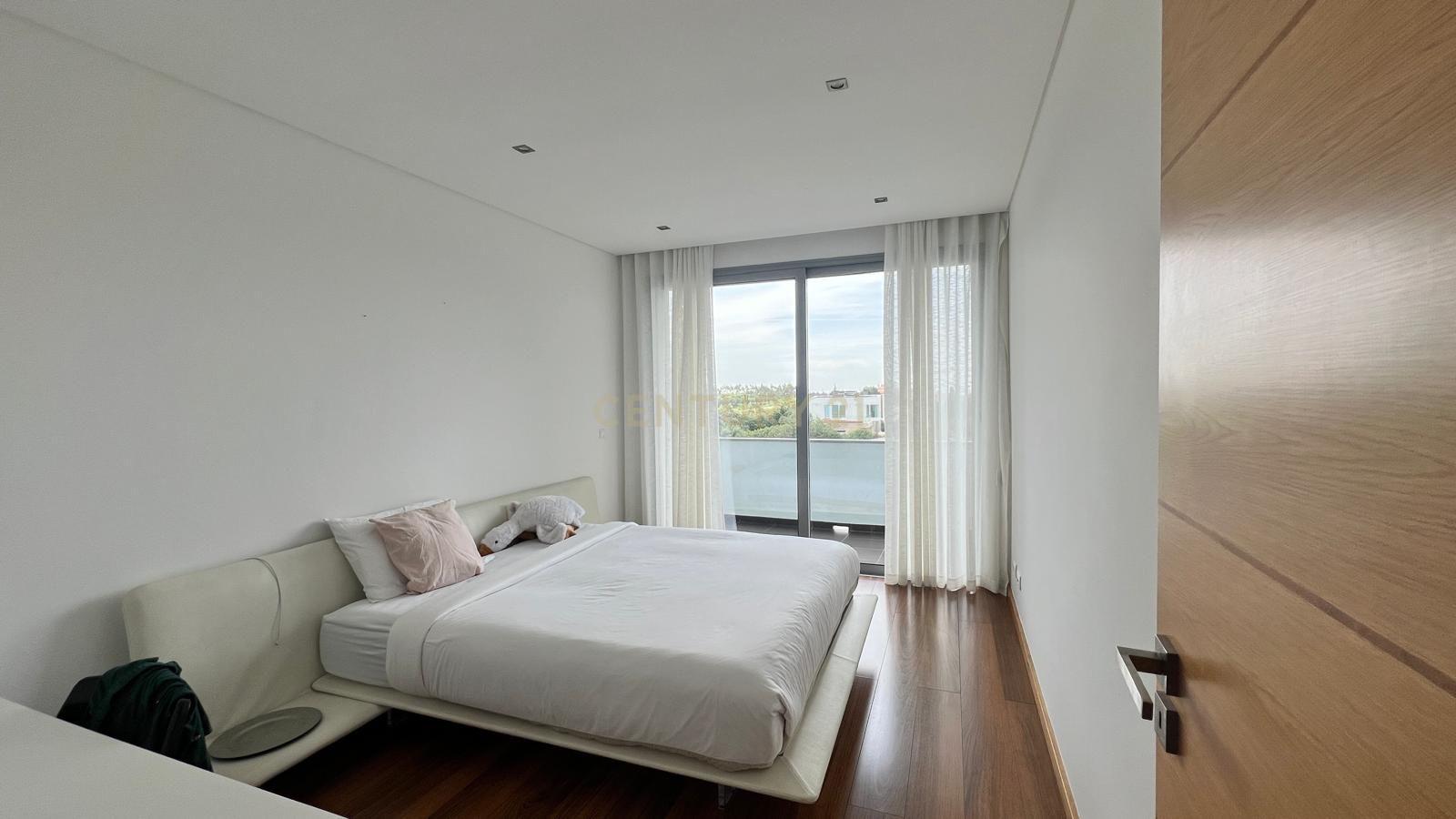 Moradia isolada T5+2 com piscina infinita | Belas Clube de Campo - Image 11