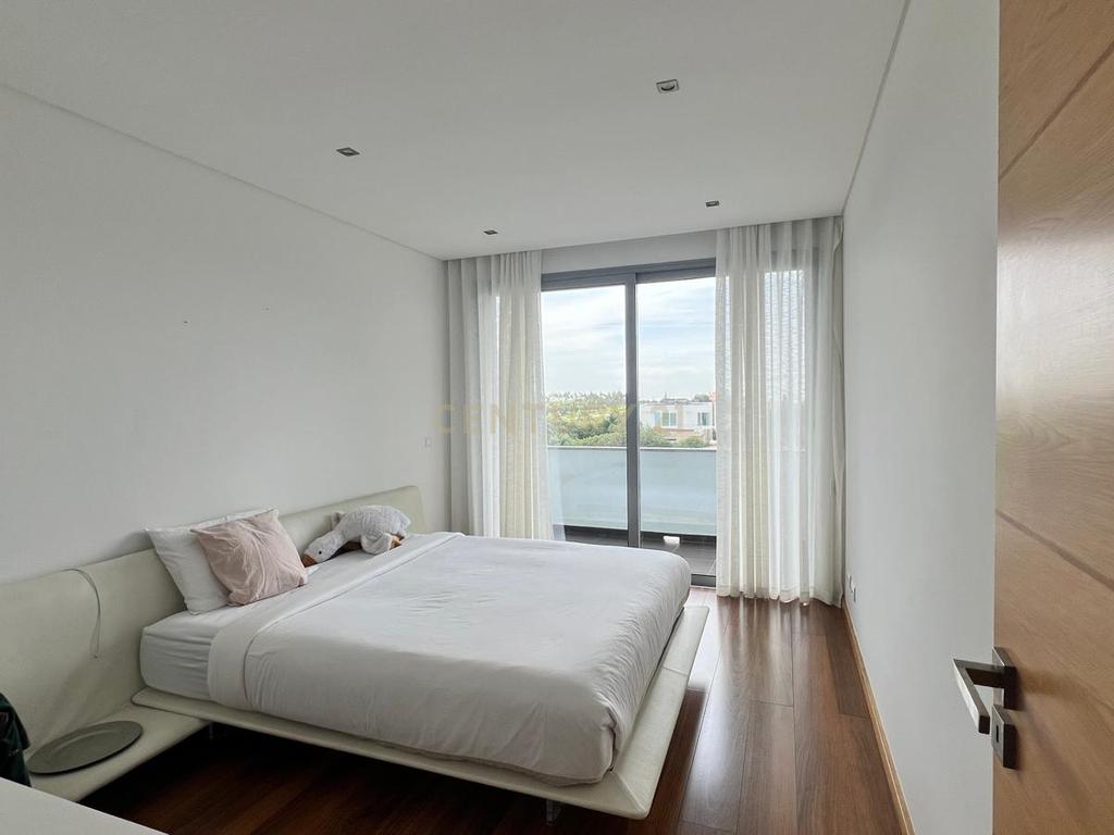 Moradia isolada T5+2 com piscina infinita | Belas Clube de Campo - Image 11
