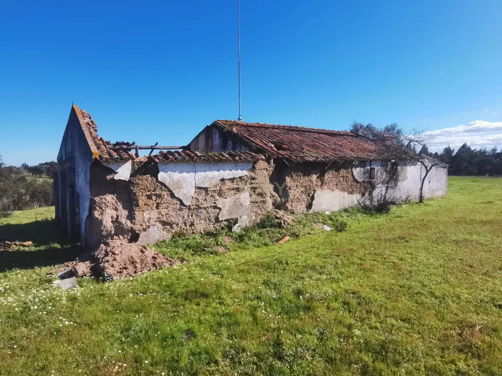 Monte alentejano com uma ruína e 3 hectares de terreno, em Santiago do Cacém - Image 3