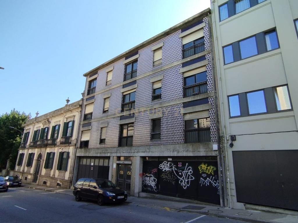Prédio para remodelação total na Rua D. João IV - Porto - Image 1