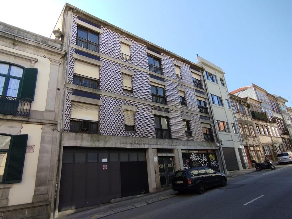 Prédio para remodelação total na Rua D. João IV - Porto - Image 5
