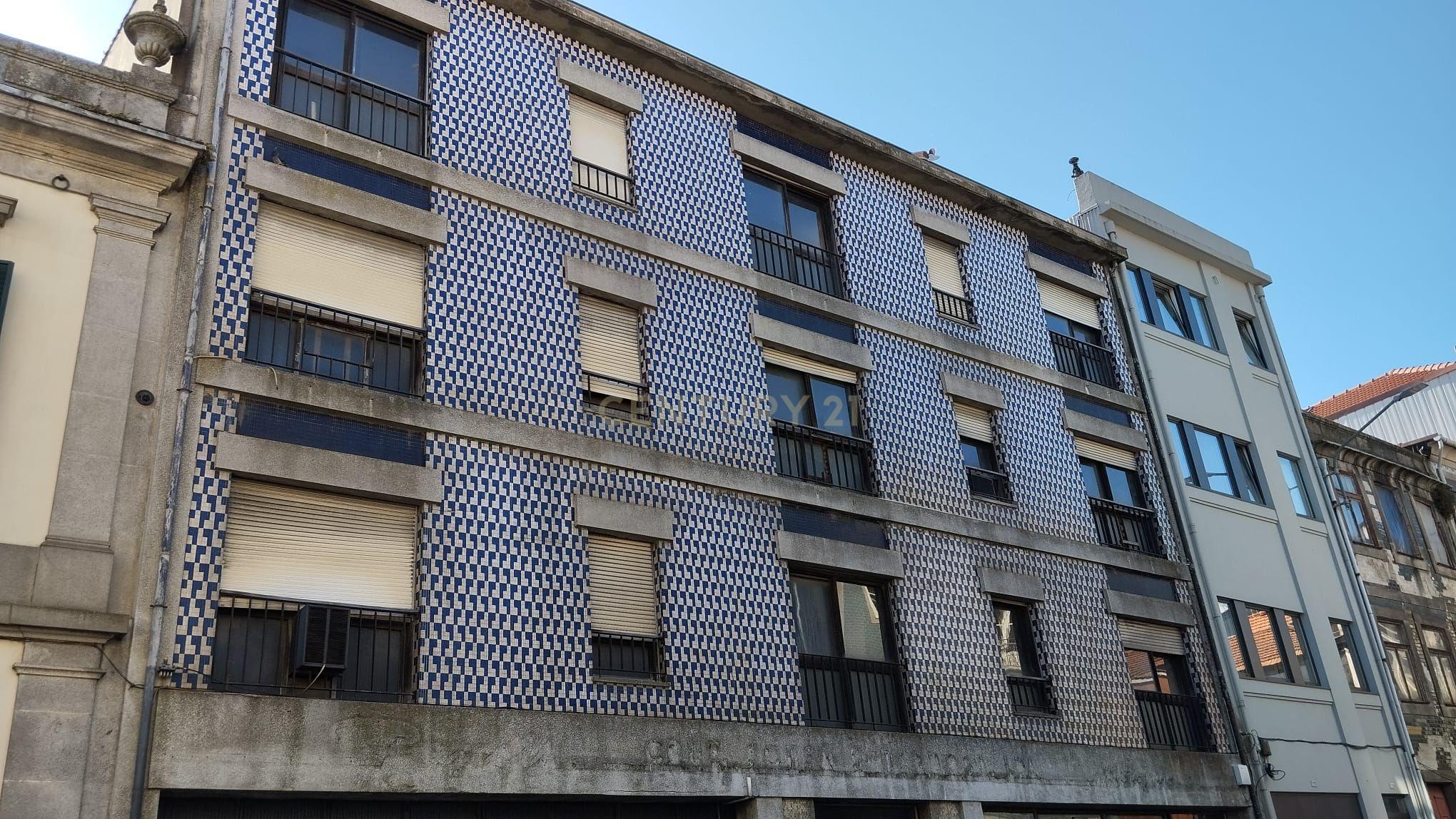Prédio para remodelação total na Rua D. João IV - Porto - Image 4