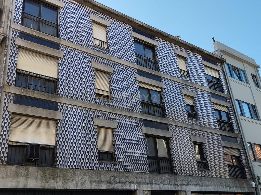 Prédio para remodelação total na Rua D. João IV - Porto - Image 4