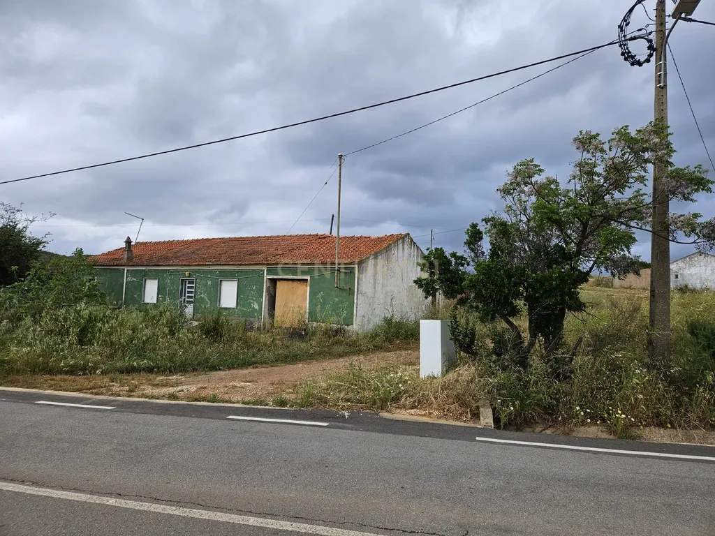 Oportunidade Única! Terreno Rústico com Habitação para Recuperar em Mexilhoeira Grande, Portimão - Image 1