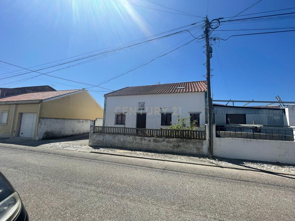 Edifício de habitação + Armazém. - Image 2