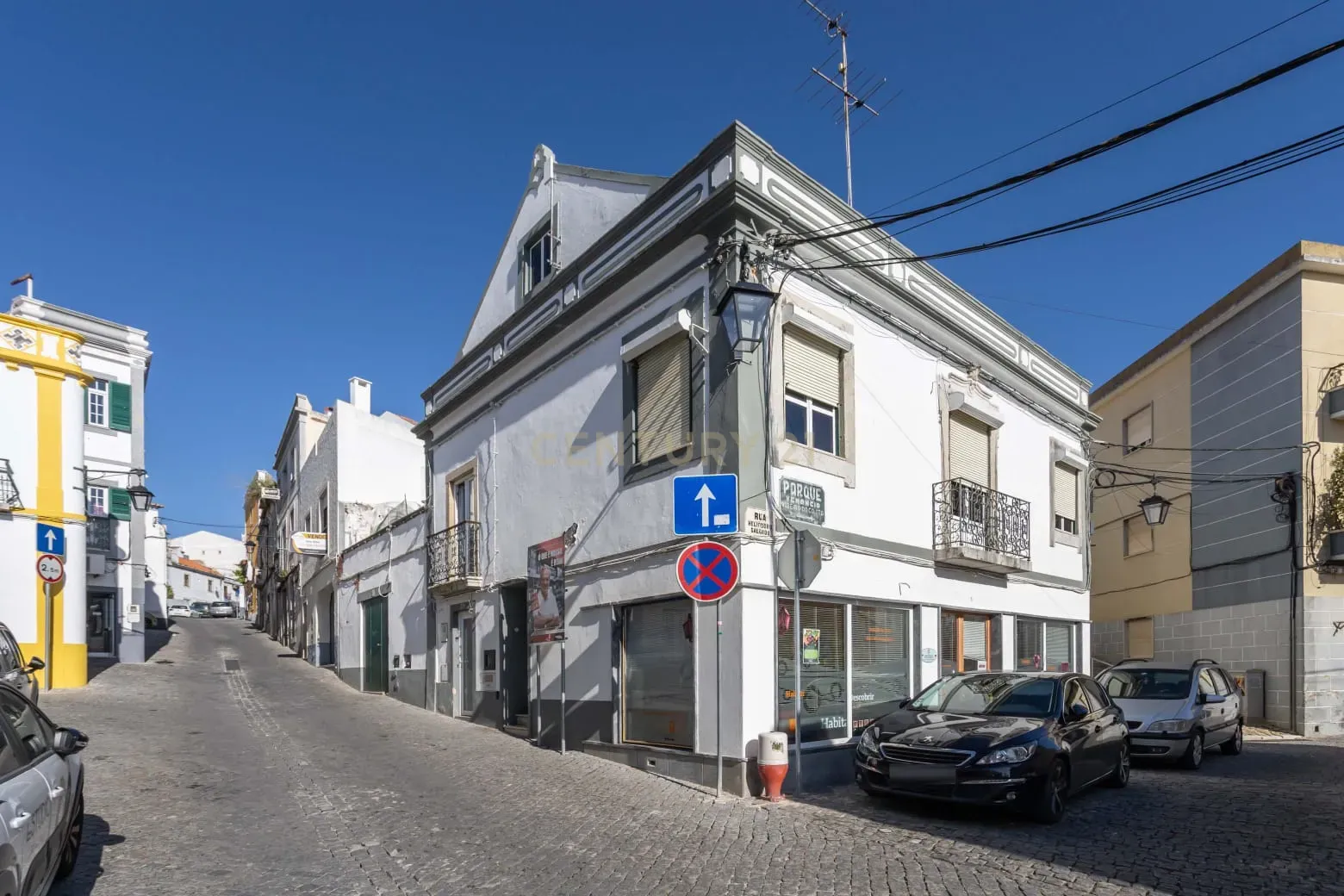 Moradia no Centro Histórico de Palmela, Garagem , Terraço e Logradouro - Image 1
