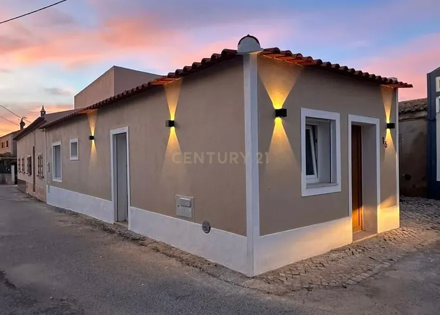 Moradia T1 Renovada com Acabamentos de Alta Qualidade em Montes de Alvor - Image 1