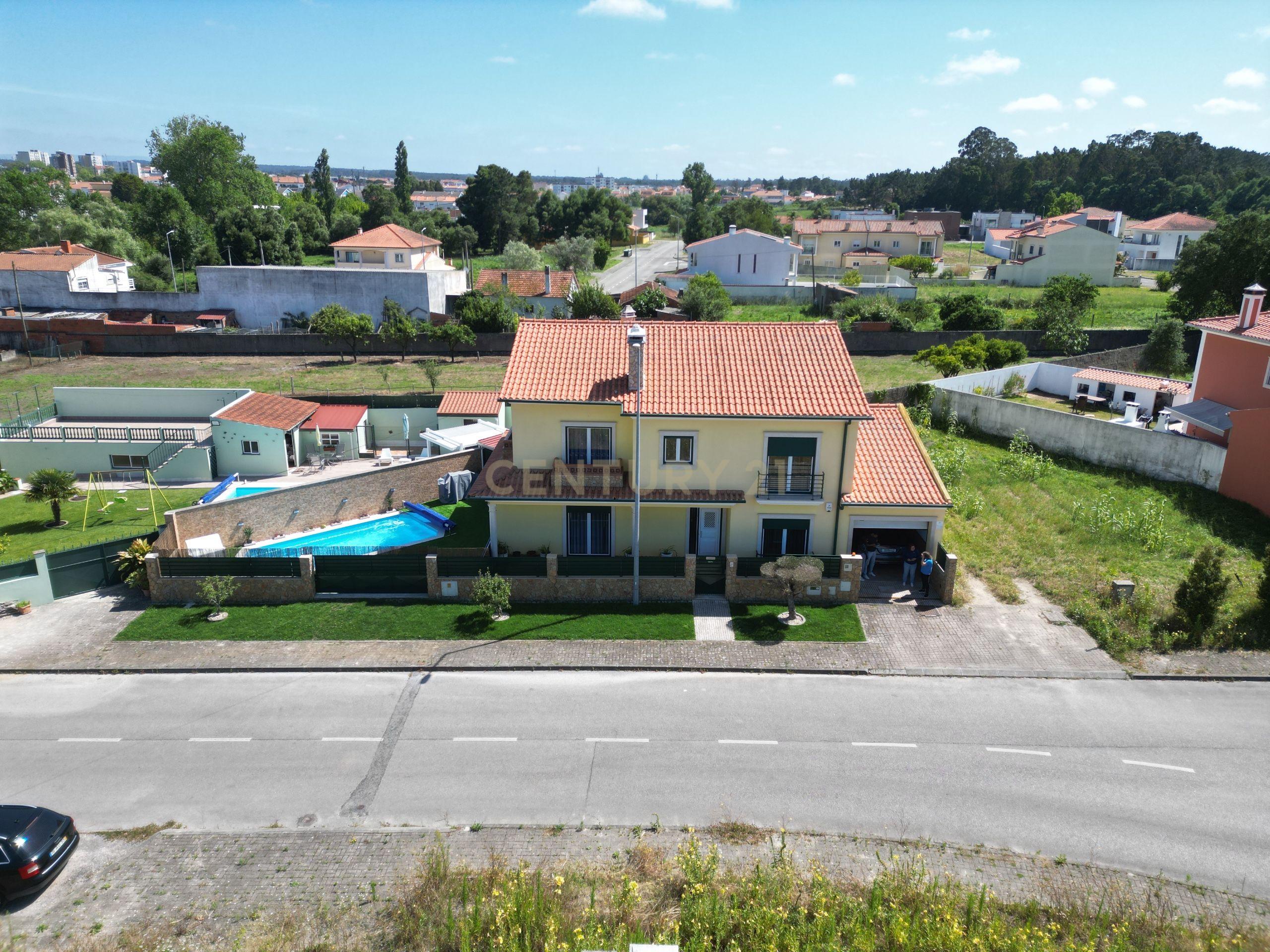 Moradia T4 com piscina em Gaeiras, Marinha Grande. - Image 1