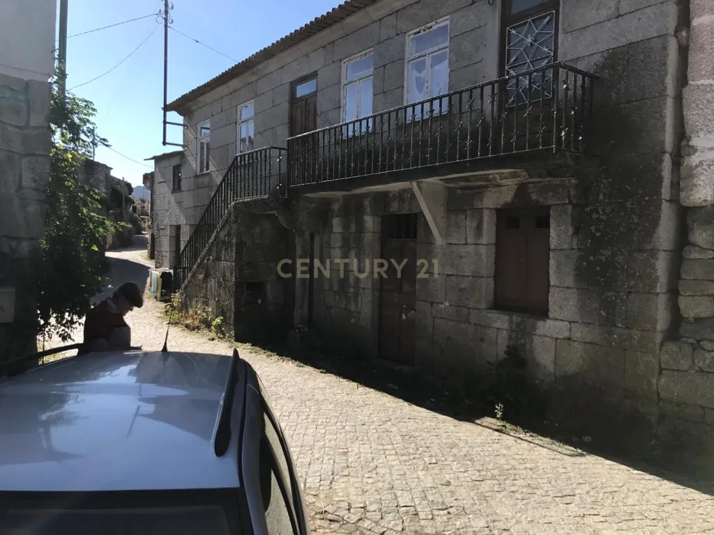 Moradia T4 em Pedra localizada em Queirã - Image 2