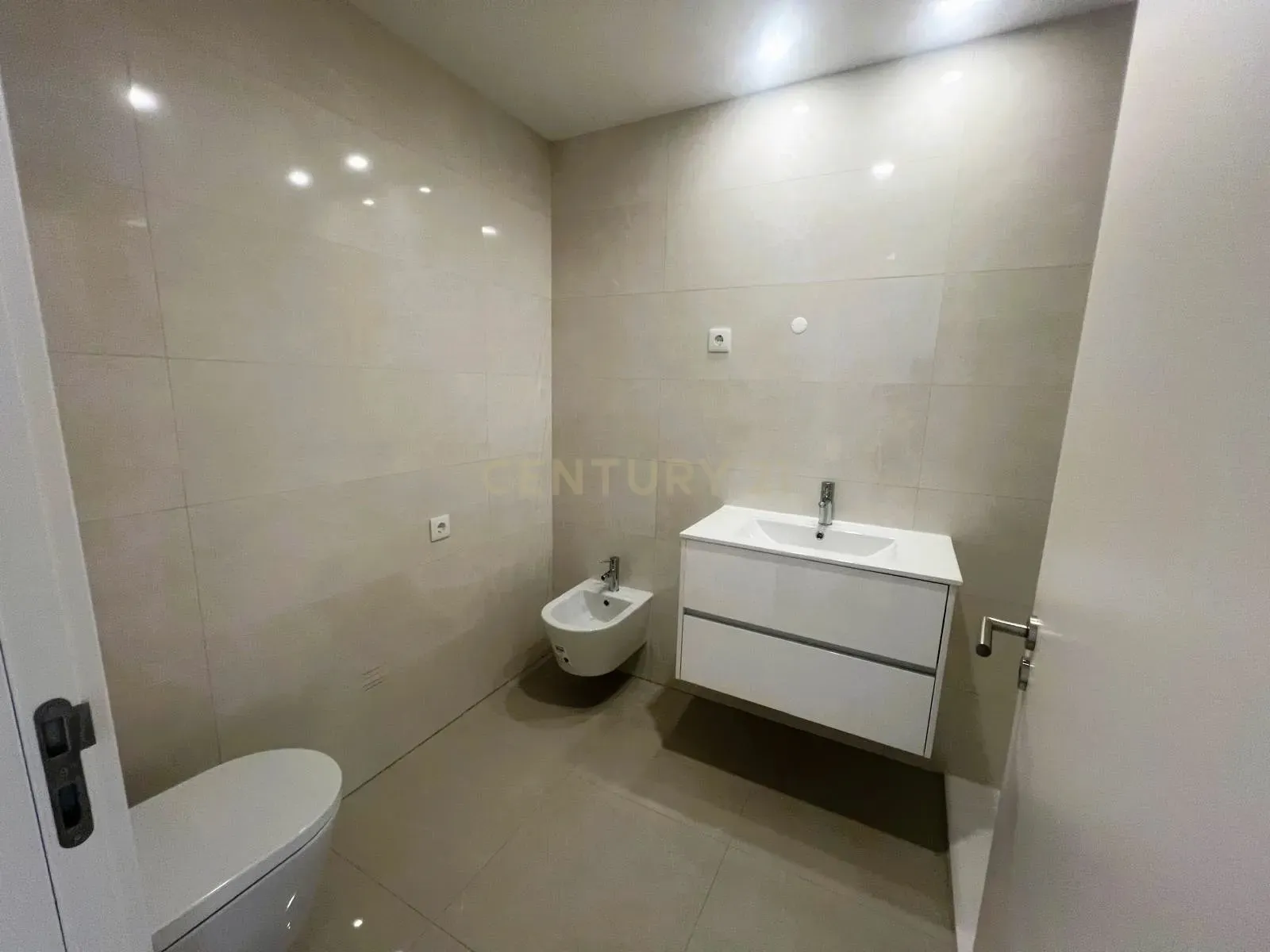 Apartamento T2 novo com terraço na R. Cândido dos Reis no centro de Viseu - Image 14