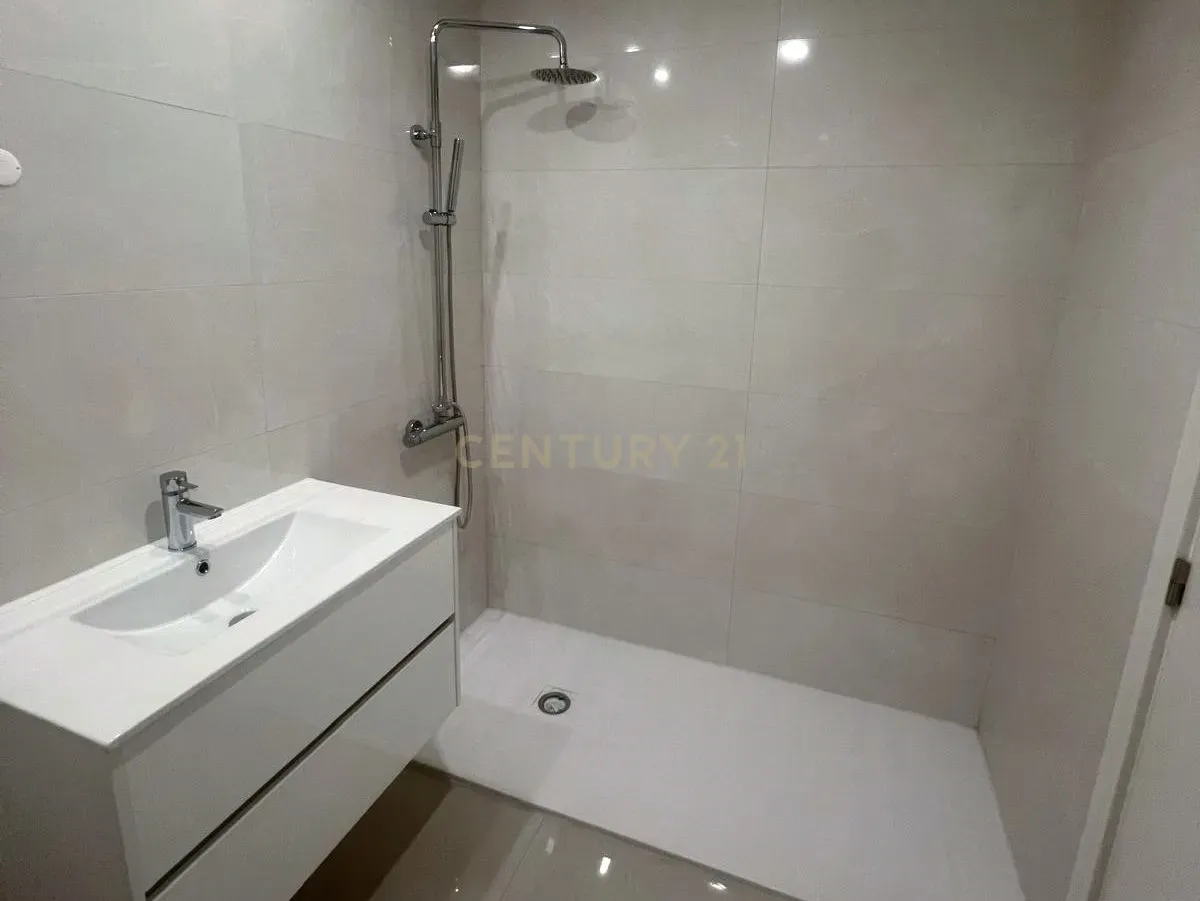 Apartamento T2 novo com terraço na R. Cândido dos Reis no centro de Viseu - Image 13