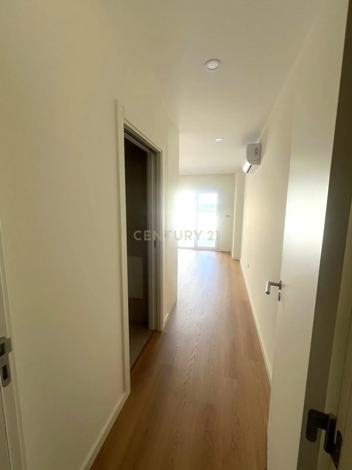 Apartamento T2 novo com terraço na R. Cândido dos Reis no centro de Viseu - Image 7